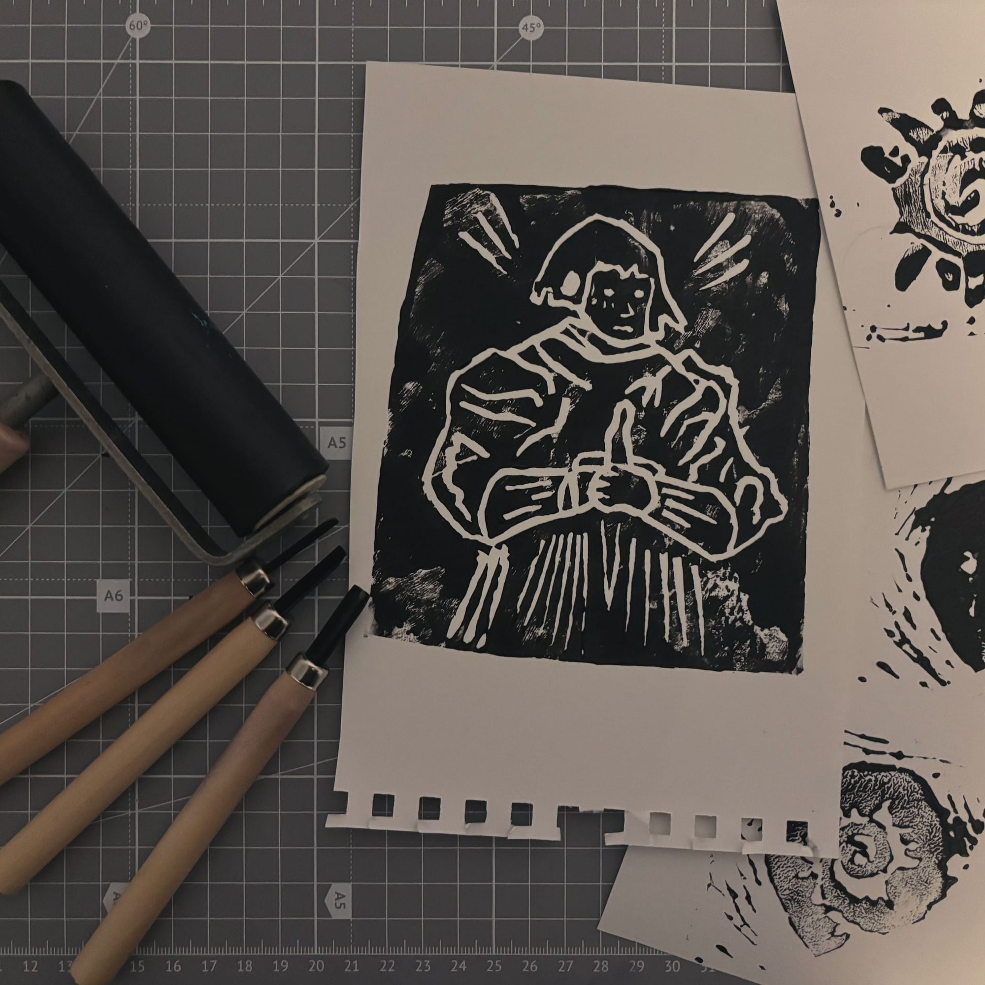 I made my first linocut print with zero fingers lost